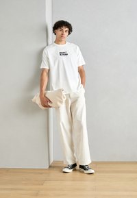 Marc O'Polo DENIM GRAPHIC OVERZIDED FIT - Apdrukāts T-krekls - offwhite