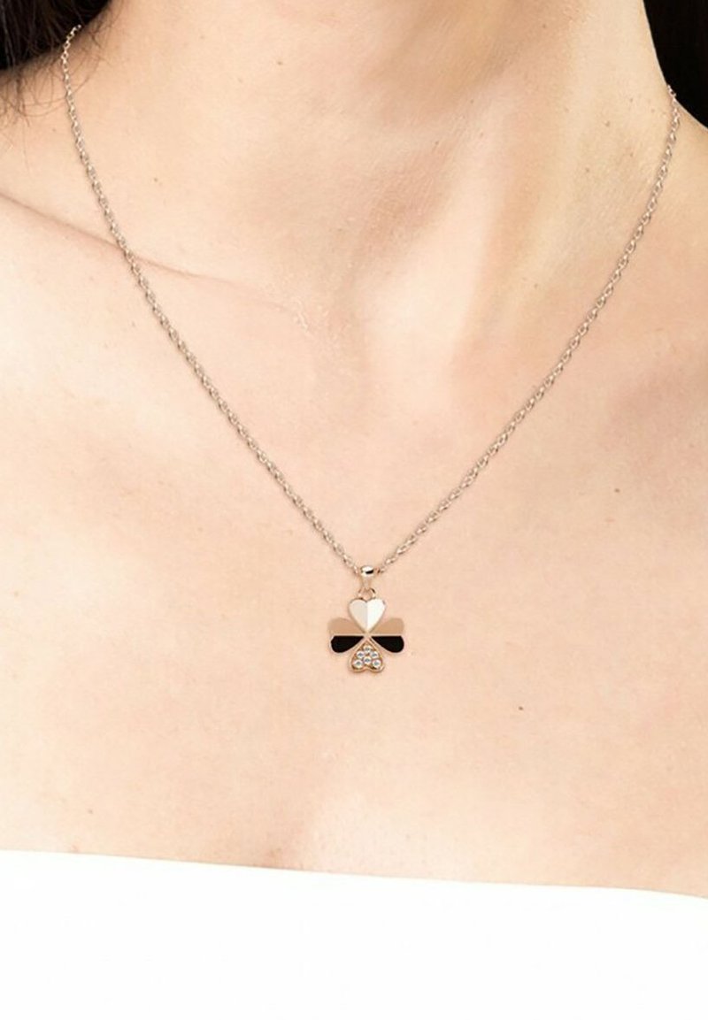 Zilveren ketting met een vierbladige klavert pendant met rosegoud, zwart en witte secties, versierd met kleine heldere stenen.