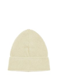 Kremowa, żebrowana czapka beanie z podwiniętym brzegiem, wykonana z miękkiego materiału, z bezszwowym wierzchem i teksturowanym wzorem na całej powierzchni.