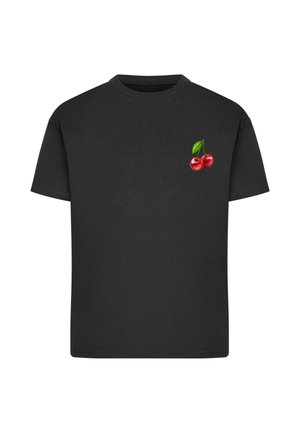 T-shirt en coton noir à col rond ; comprend un graphique de cerise rouge avec une feuille verte sur le côté gauche de la poitrine.
