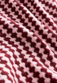 Šála - pink red houndstooth