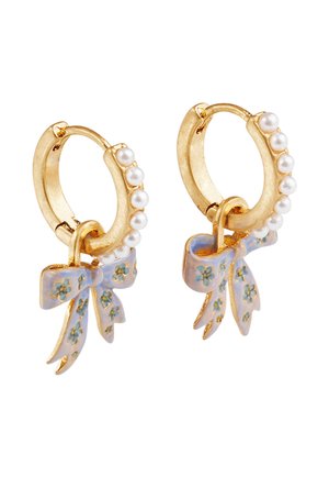 Zlati obroči z majhnimi belimi biseri na robu in visečimi modrimi emajliranimi pentljami, okrašenimi z drobnimi cvetličnimi vzorci.