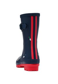 Stivale di gomma blu marino con strisce rosse, un motivo decorativo di anatre e un accent in fibbia. Presenta un bordo superiore testurizzato e una suola rossa.