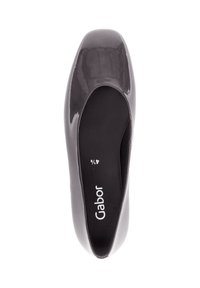 Grijze lakleren ballerina met een ronde neus. Gladde oppervlakte met een logo op de binnenzool. Eenvoudig ontwerp en instapstijl.