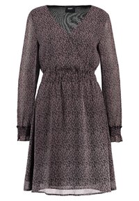 Vestido envolvente de estampado floral en negro y rosa con mangas largas, cintura elástica y falda acampanada. Tela suave y transparente con escote en V.
