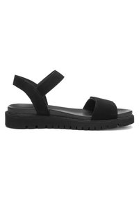 Sort flad sandal med tyk sål, åben tå og to brede remme, der krydser anklen og tæerne.