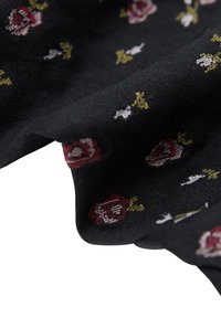 Sort stof med små blomsterprint, der har røde roser, grønne blade og hvide accenter. Blød tekstur med let glans.