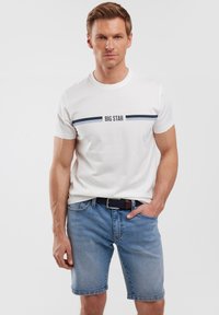 - T-shirt z nadrukiem