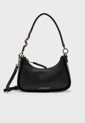 Sac à main Steve Madden en cuir texturé noir avec fermeture à glissière incurvée sur le dessus, poignée courte en métal et cuir irrégulière, et bandoulière détachable.