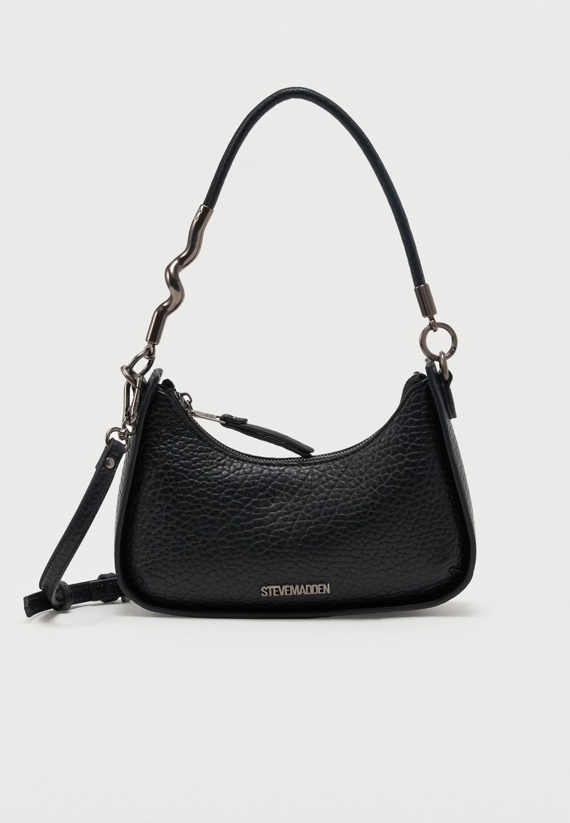 Μαύρη τσάντα Steve Madden από υφή δέρματος με καμπύλο φερμουάρ στην κορυφή, κοντή ασύμμετρη λαβή από μέταλλο και δέρμα, και αποσπώμενο λουράκι.