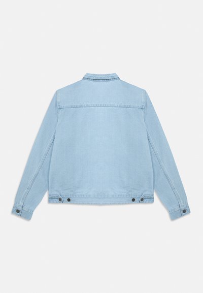 Svetlo modra denim jakna z dolgimi rokavi, ovratnikom in zapiranjem na gumbe. Ima dvojno šivanje in stranske gumbe kot detajle.