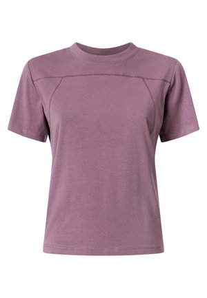 Camiseta de manga corta y cuello redondo en tono lavanda claro. Confeccionada con una tela suave y lisa, con detalles sutiles de costuras en los hombros.