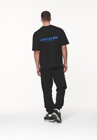 Pegador COLNE LOGO TEE - T-shirts med print - washed black/retro blue