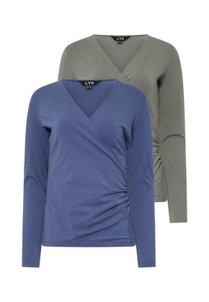 Zwei langärmelige V-Neck-Oberteile in Blau und Olivgrün mit einem gerafften Seitendesign, gefertigt aus weichem, leichtem Stoff.