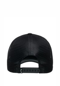 Svart keps med nätbak, böjd skärm och justerbar snapslutning. Texturerad yta och subtil logotypdetalj på remmen.