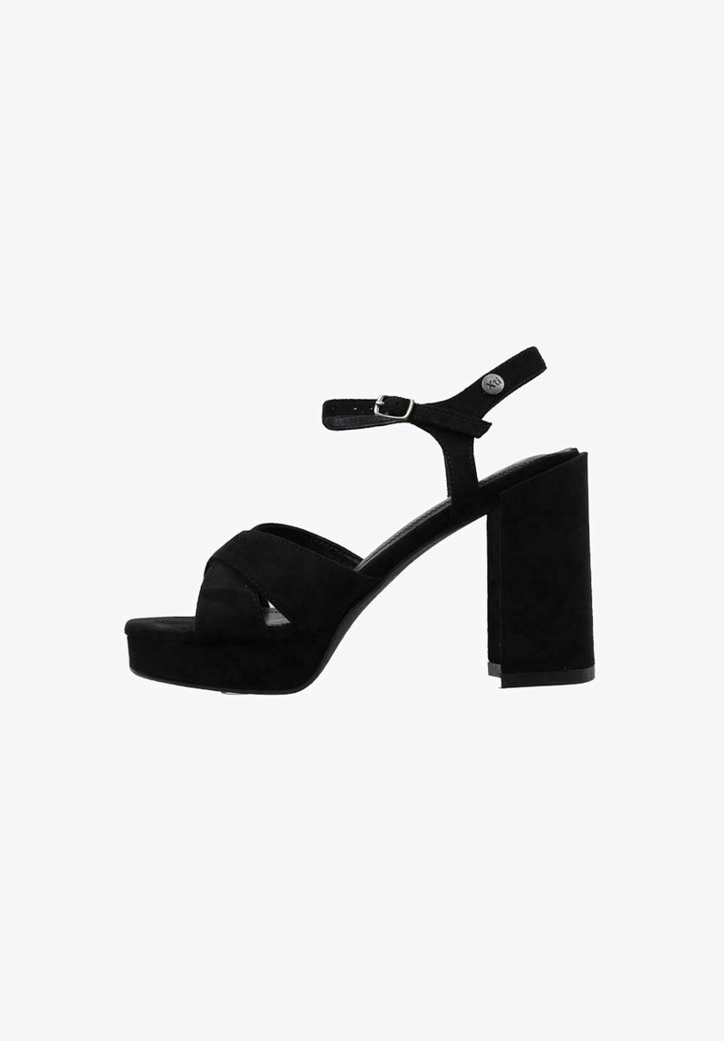 Sandalias de plataforma negras de ante, con un diseño de tiras cruzadas, hebilla en el tobillo y un tacón alto y ancho para mayor estabilidad.
