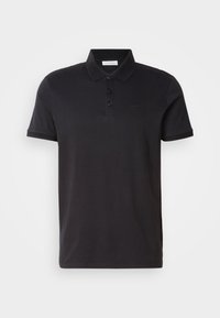 Čierne polo tričko vyrobené z hladkej bavlnenej látky. Má dvojitý gombíkový zapínací pruh, krátke rukávy a diskrétne logo na hrudi.