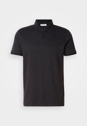 Zwarte polo shirt van gladde katoenen stof. Heeft een twee-knopen sluiting, korte mouwen en een subtiel logo op de borst.