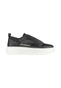 Sneaker nera in pelle con suola in gomma bianca, caratterizzata da un design senza cuciture, accentuazioni cucite e un piccolo logo sul lato.