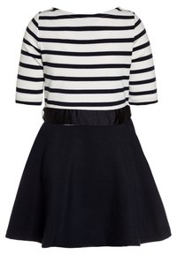 Top de manga corta a rayas en blanco y negro con cintura negra, combinado con una falda negra acampanada.