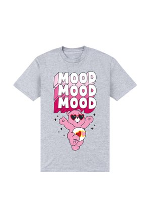 Grå bomulds T-shirt med en pink tegneseriebjørn, der har hjerteformede solbriller, omgivet af teksten "MOOD" i varierende nuancer af pink.