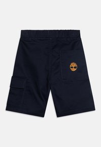 Námořnické cargo šortky vyrobené z odolného materiálu. Elastický pás, prošité detaily, boční kapsy a logo oranžového stromu na zadní kapse.