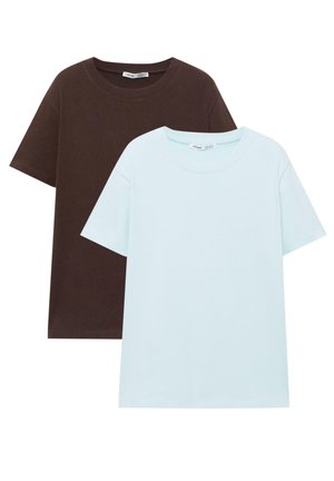 Dvě jednobarevná krátká trička s krátkým rukávem, jedno světle modré a jedno tmavě hnědé, zobrazená ve vodorovné poloze s kulatými výstřihy.