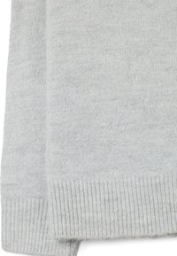 Hellgrauer Strickschal mit weichem Material und subtilem Schimmer. Die gerippten Kanten sorgen für einen strukturierten Abschluss.