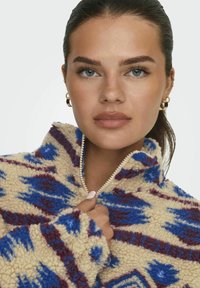 ONLY Fleece trui - marzipan