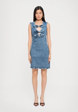 Denimkjole med en tettsittende silhuett, blå farge, volangdetaljer og nøkkelhull-utsnitt, med ermeles design og rett kant.