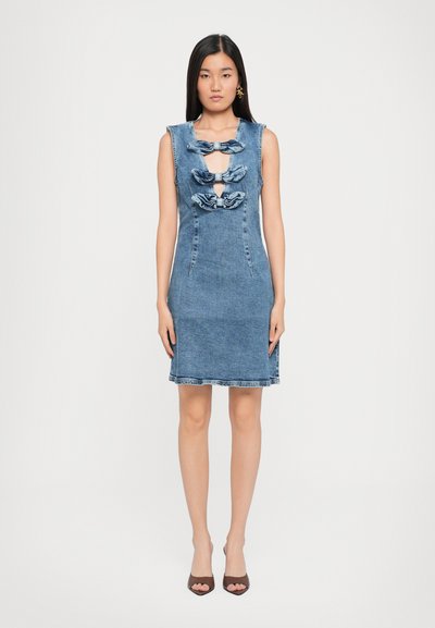 Robe en denim avec une silhouette ajustée, de couleur bleue, accents froncés et décolleté en goutte d'eau, avec une conception sans manches et un ourlet droit.