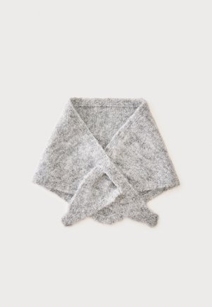 Weicher, flauschiger grauer Strickschal, gefaltet mit überkreuzten Enden auf einem schlichten hellen Hintergrund.
