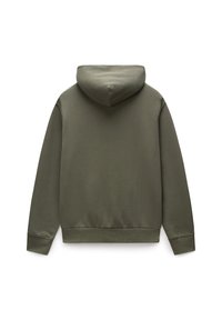 Sudadera con capucha en verde oliva, con una textura suave y lisa, puños acanalados y un dobladillo redondeado. Diseño sencillo sin adornos.
