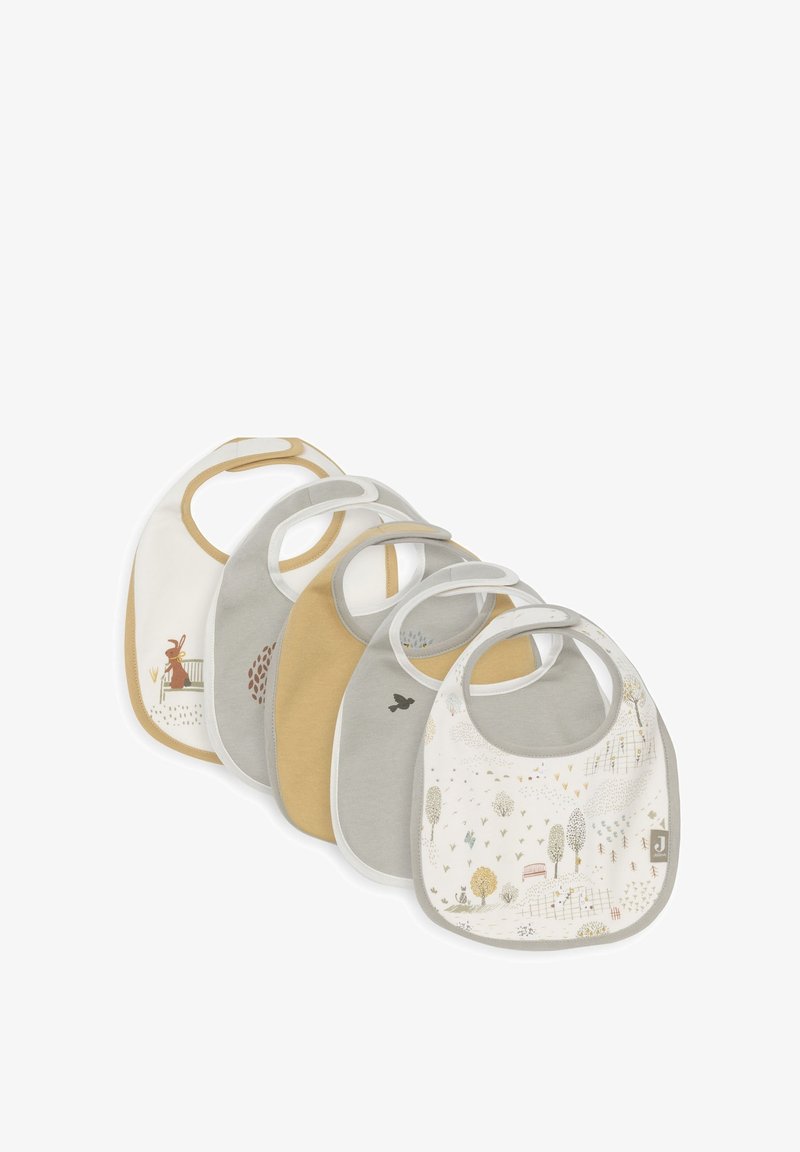 Set van zes babyslabbetjes in beige, grijs en wit met bos- en dierenprints, overlappend gerangschikt op een witte achtergrond.
