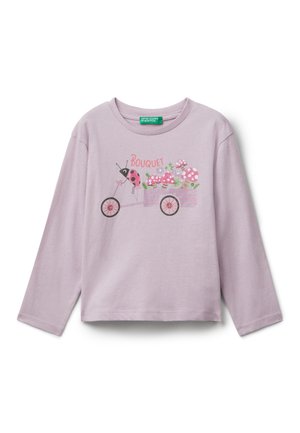 Jasnofioletowa longsleeve z grafiką roweru, kwiatów i grzybów, wykonana z miękkiego materiału bawełnianego.