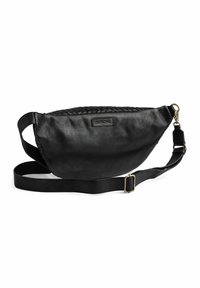 Crna kožna fanny pack torbica s pletenim detaljem na vrhu, ravnog oblika, podesivim remenom i teksturiranom završnom obradom. Brend oznaka vidljiva sprijeda.