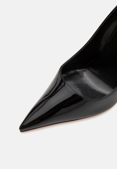 Pantofii cu toc înalt din piele lacuită neagră, având vârful ascuțit și un finisaj neted cu părți laterale expuse, evidențiind designul lor elegant.