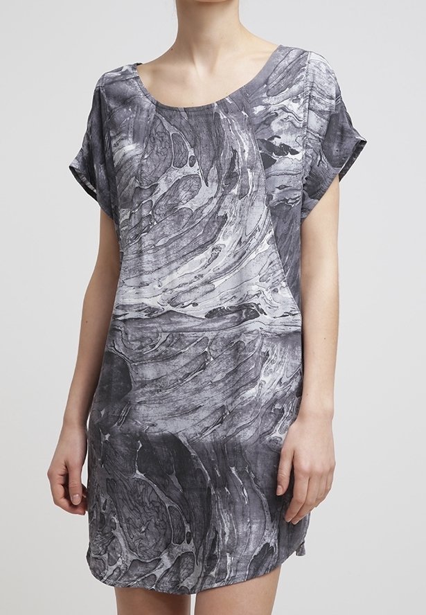 Robe à manches courtes grise avec un motif marbré, présentant une coupe décontractée, un col rond et une texture de tissu douce.