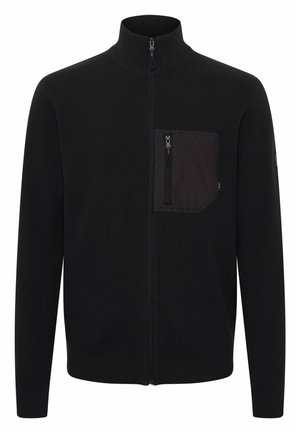 Fekete zipzáros pulóver magas gallérral, bordázott mandzsettákkal és aljjal, fekete anyagú mellzsebbel, amely záródik.