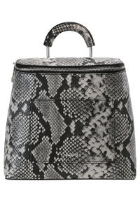 Sac à main structuré avec motif peau de serpent noir et gris, poignée supérieure arrondie, fermeture éclair et détail du logo à l'avant.