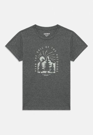 Donkergrijs T-shirt met korte mouwen met een afbeelding van een berg, zon en boom, en de tekst "Hoor de roep van de natuur" in een halve cirkel eromheen.