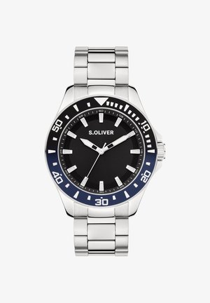 Sølvfarvet rustfri stålklocka med sort urskive, blå ramme og hvide timeindikatorer. Har et ledarmbånd og quartzurværk.