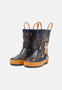 Bottes de pluie étanches avec une base navy ornée de motifs de renard et d'arbres orange. Elles présentent des accents orange et des poignées de traction pour un enfilage facile.