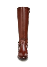 Stivale marrone in pelle alta fino al ginocchio, con punta arrotondata, fibbia decorativa a incrocio, zip laterale e texture liscia.