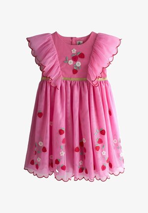 Rožinė suknelė su raukiniais rankovėse, siuvinėtais braškėmis ir gėlių akcentais. Suknelę sudaro prigludęs liemuo ir plačiai išleistą, tekstūruota sijonas.