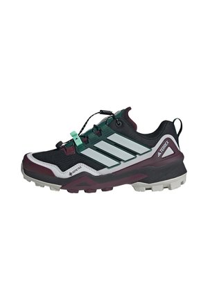 Schwarzer und dunkelroter Adidas Terrex Wanderschuh mit hellgrauer Sohle, grünen Schnürsenkeln und Gore-Tex-Label an der Seite.