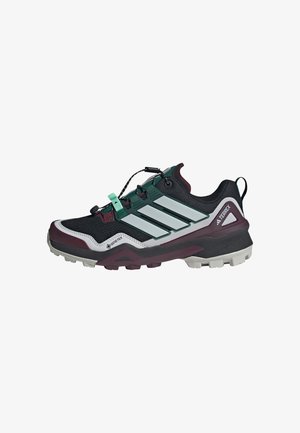 Chaussure de randonnée Adidas Terrex noire et bordeaux avec semelle gris clair, lacets verts et étiquette Gore-Tex sur le côté.