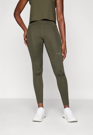 Olivenfargede tights med en jevn tekstur og tettsittende design. Har en høy midje og en diskret hvit logo nær hoften.