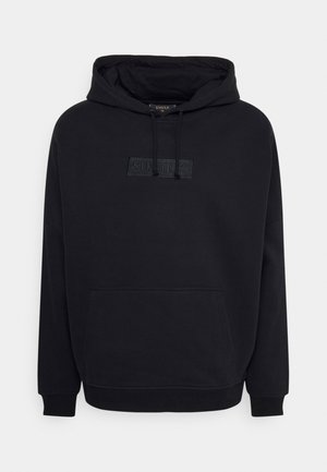 Czarna bluza z kapturem, przednią kieszenią i haftowanym logo "SIKSILK" na piersi, z sznurkami przy kapturze.
