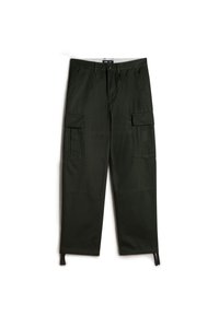 Pantalon cargo vert foncé avec poches à rabat latérales, poches avant fendues, passants de ceinture et sangles réglables à l'ourlet sur fond blanc.